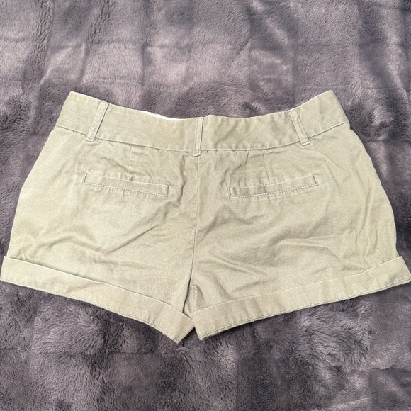 ANN TAYLOR LOFT The Riviera Short Olive Green Size 2 6” Seam - Picture 2 of 4